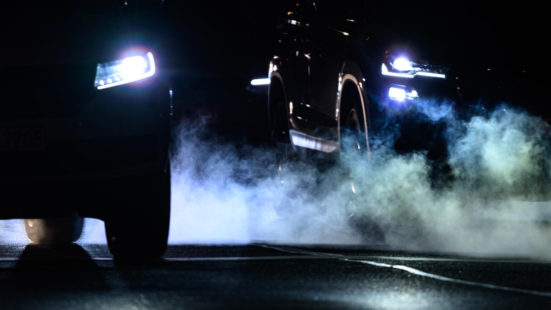 Abgase strömen am Morgen aus den Auspuffen von Verbrenner-Fahrzeugen.  | dpa