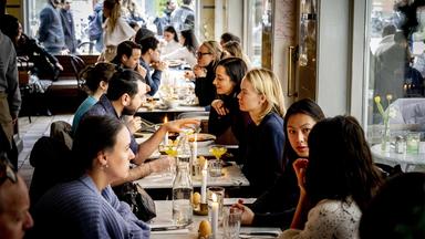 Menschen beim Essen in einem Restaurant.