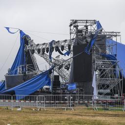 Eine durch Unwetter in Teilen eingestürzte Bühne bei einem Musikfestival in der Slowakei