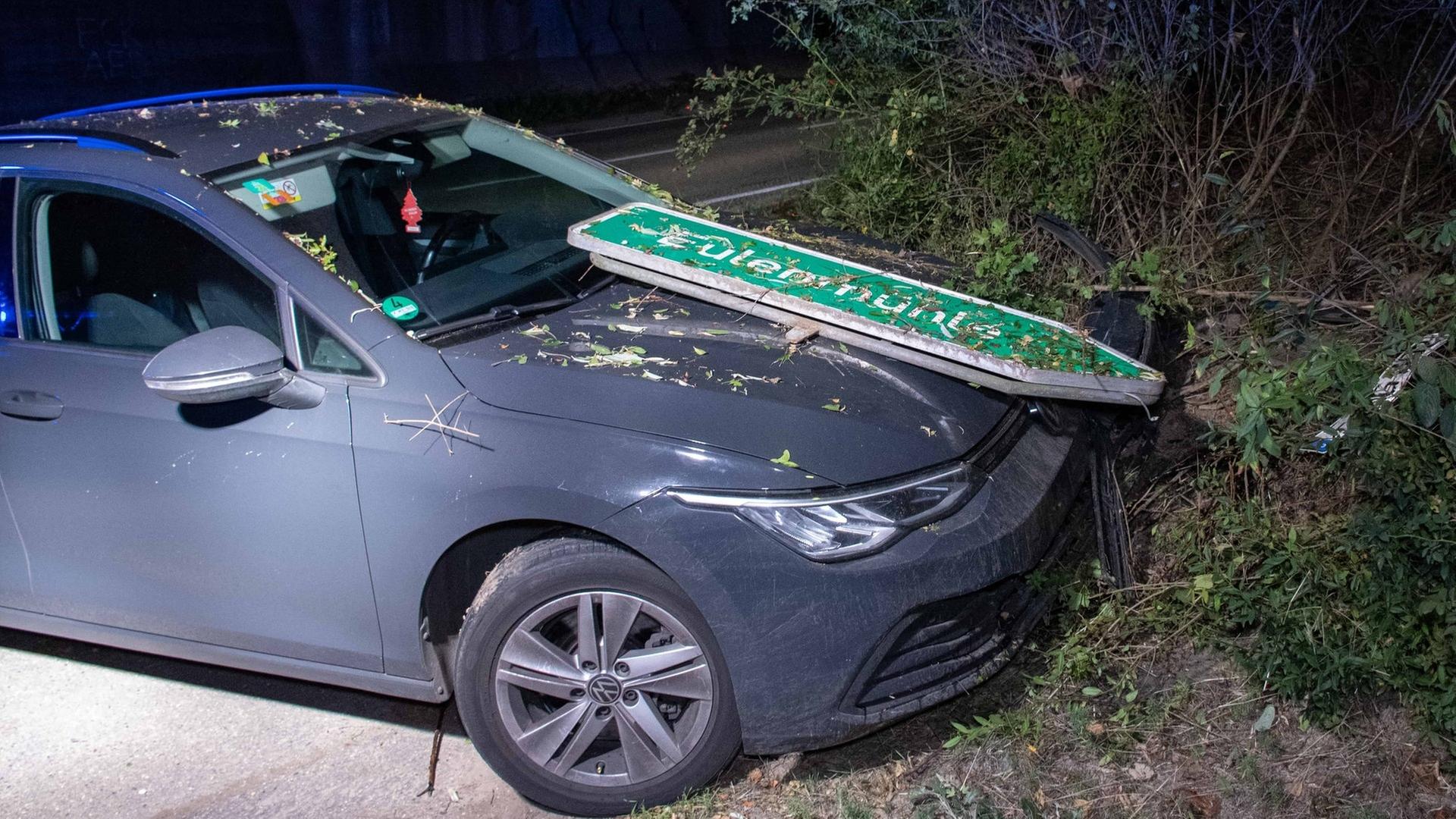 Die Verfolgungsjagd endete mit einem Unfall bei Nieder-Olm (Kreis Mainz-Bingen) | Elias Kelm/Weber & Baur Medien- & Pressedienste GbR