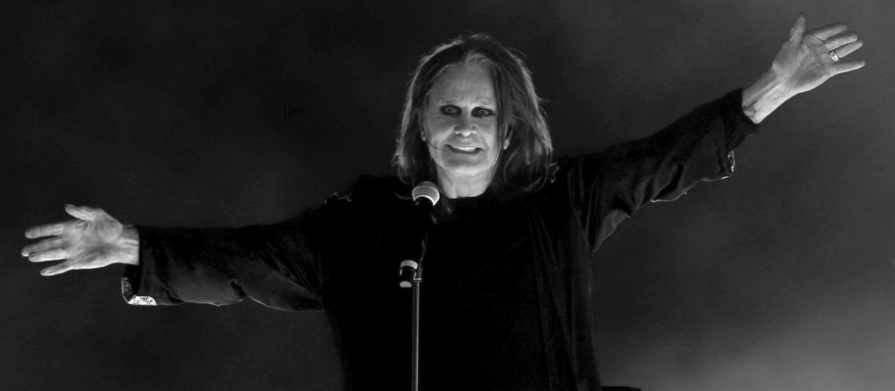 Rockstar Ozzy Osbourne tritt 2022 während der Abschlusszeremonie der Commonwealth Games im Alexander-Stadion in Birmingham auf.