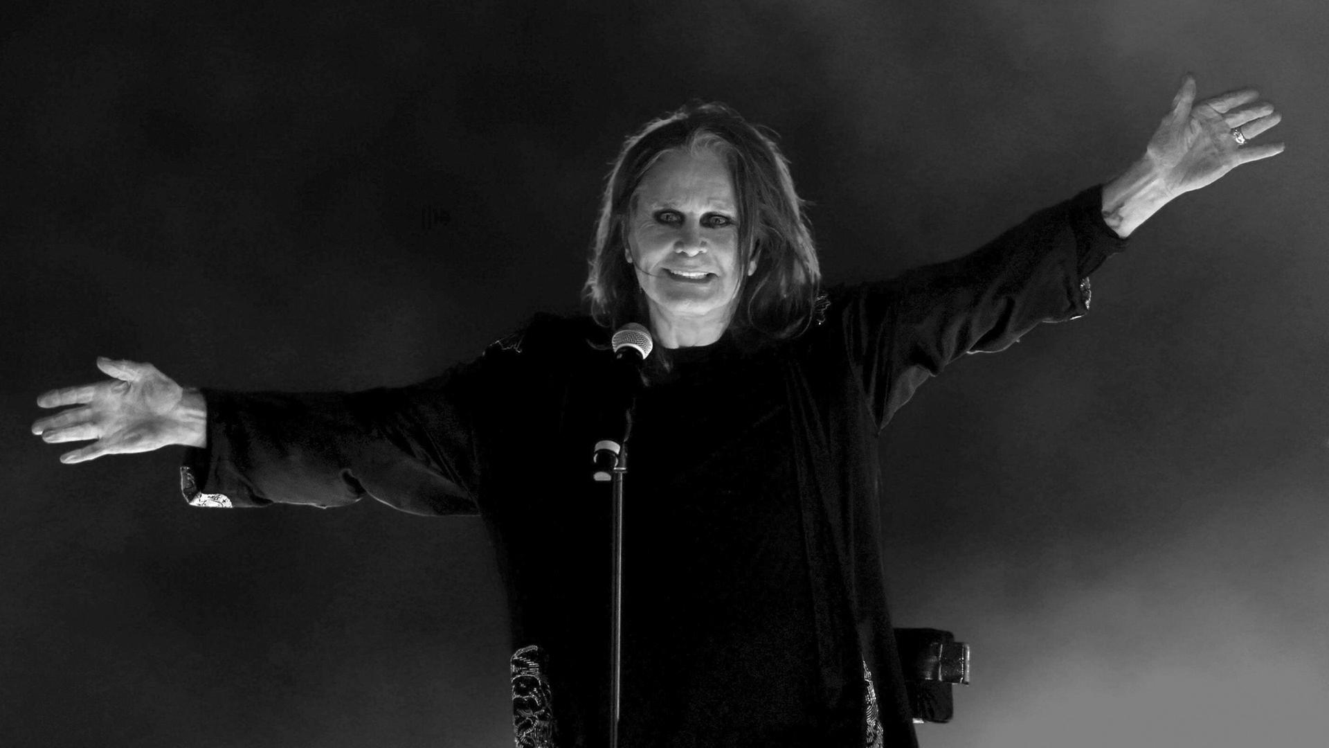 Rockstar Ozzy Osbourne tritt 2022 während der Abschlusszeremonie der Commonwealth Games im Alexander-Stadion in Birmingham auf. | dpa