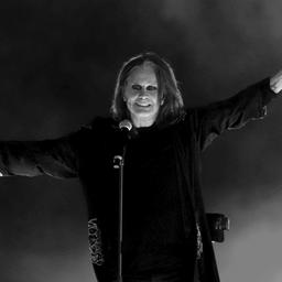 Rockstar Ozzy Osbourne tritt 2022 während der Abschlusszeremonie der Commonwealth Games im Alexander-Stadion in Birmingham auf.