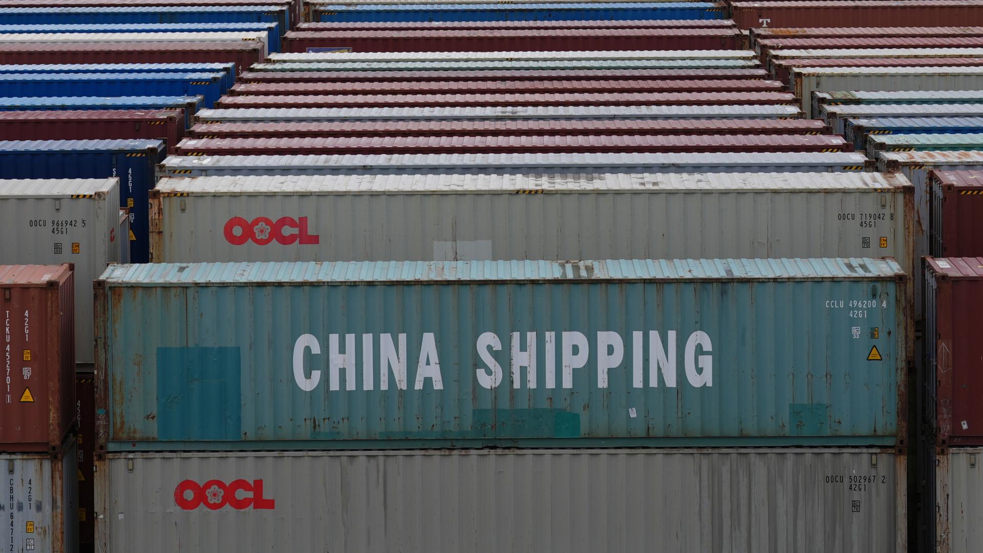 Schiffscontainer mit der Aufschrift 