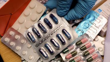 Gefälschte Medikamente liegen auf einem Tisch.