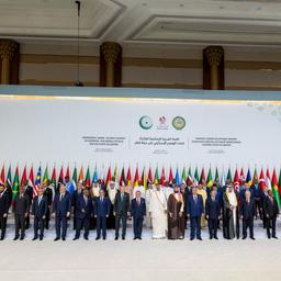 Ein von der Qatar News Agency veröffentlichtes Foto zeigt Staats- und Regierungschefs beim arabischen Notfallgipfel in Doha.