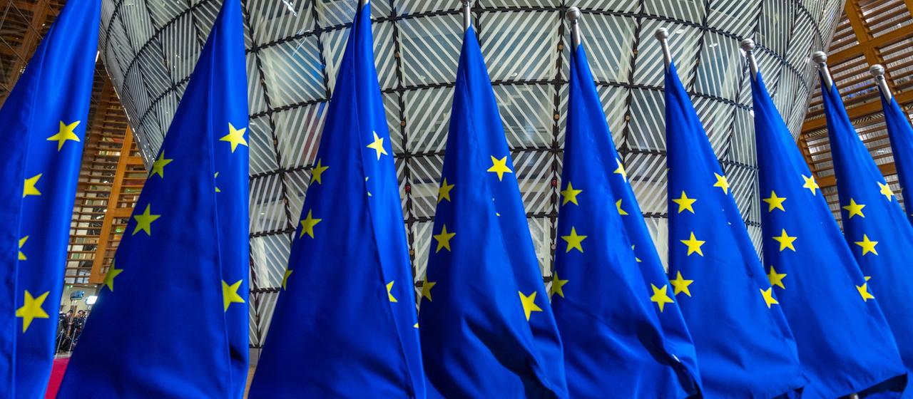 EU-Flaggen stehen im Foyer der Europäischen Union. 