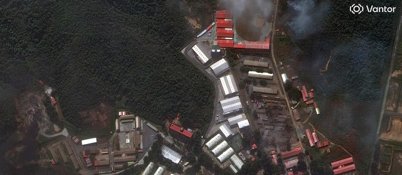 Ein Satellitenbild zeigt zerstörte Gebäude innerhalb eines Gebäudekomplexes. (Archivbild: 3.1.2026)