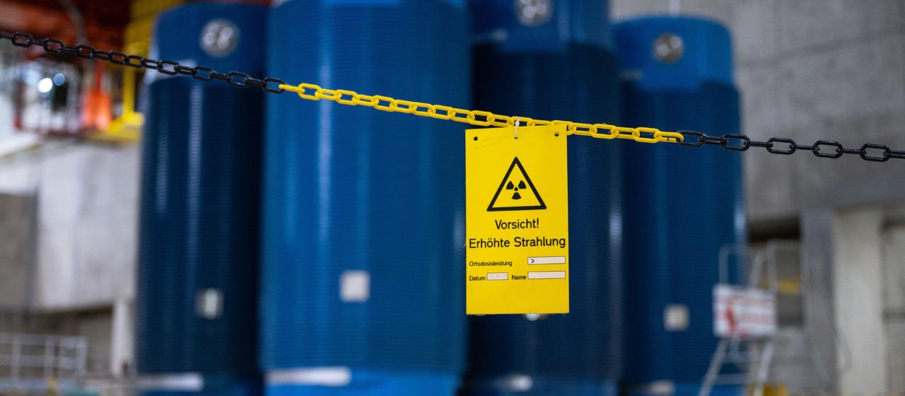 Auf einem Schild in der östlichen Lagerhalle für radioaktibe Castor Behälter in Ahaus steht "Vorsicht - Erhöhte Strahlung". 