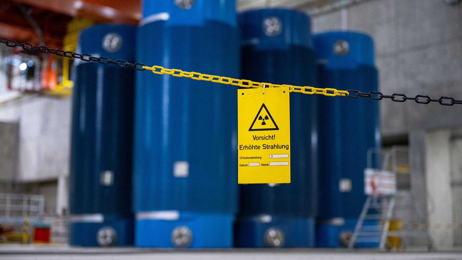 Auf einem Schild in der östlichen Lagerhalle für radioaktibe Castor Behälter in Ahaus steht 