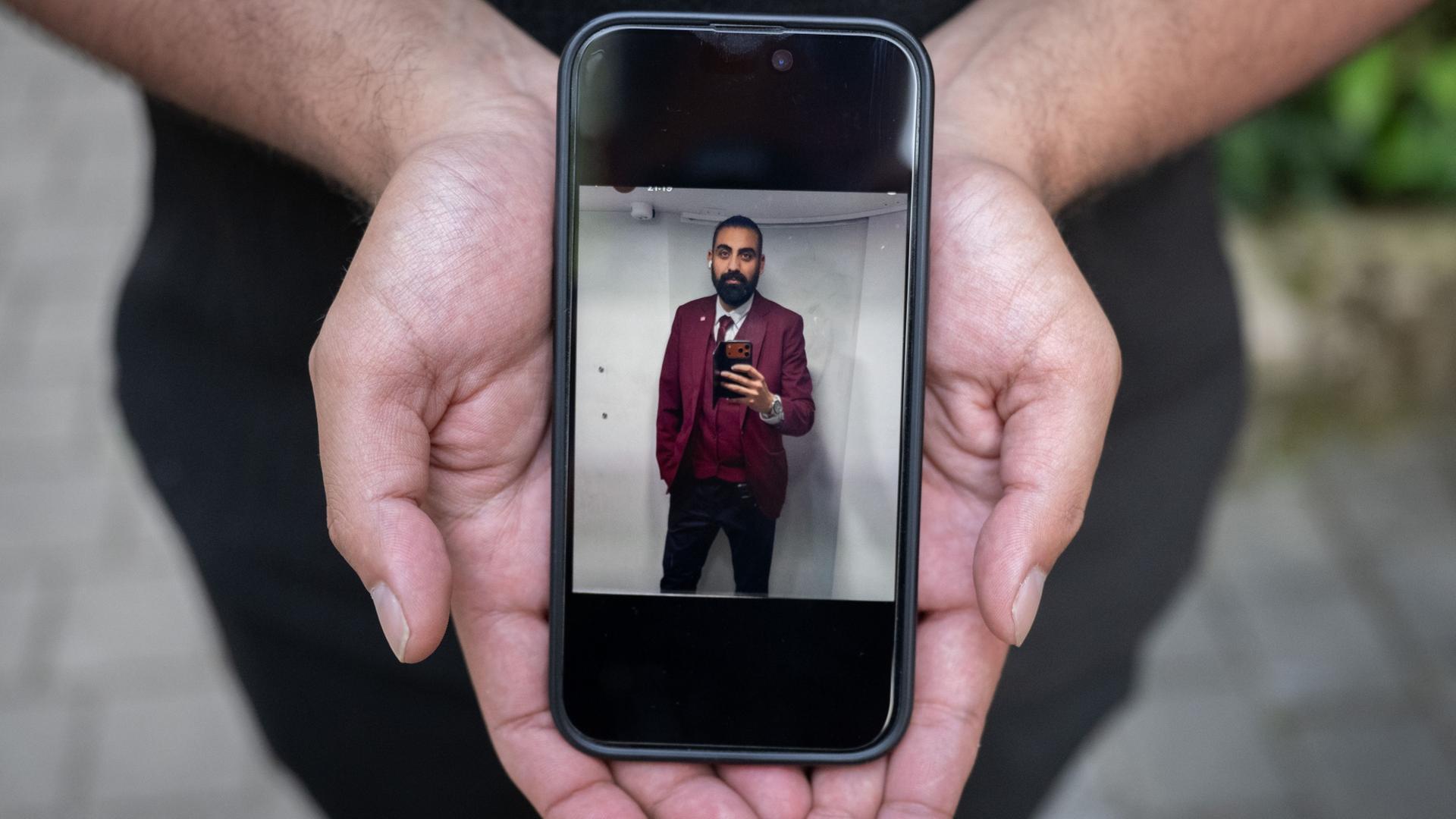 Ein Handy-Foto zeigt den Zugbegleiter Serkan Çalar | Boris Roessler/dpa