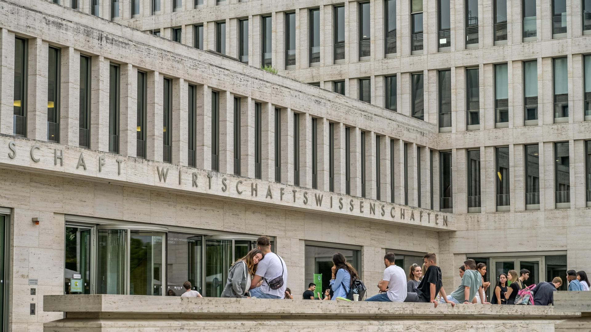 Studierende auf dem Campus Westend der Frankfurter Goethe-Universität | picture alliance / imageBROKER | Schoening