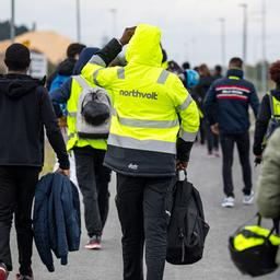 Mitarbeiter verlassen ihre Schicht im Northvolt-Werk in Skellefteå, Schweden