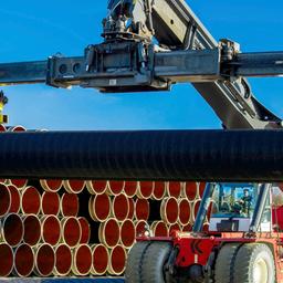Tonnenschwere Rohre werden für die zukünftige Ostsee-Erdgastrasse Nord Stream 2 im Hafen von Sassnitz-Mukran auf einen Lagerplatz transportiert.