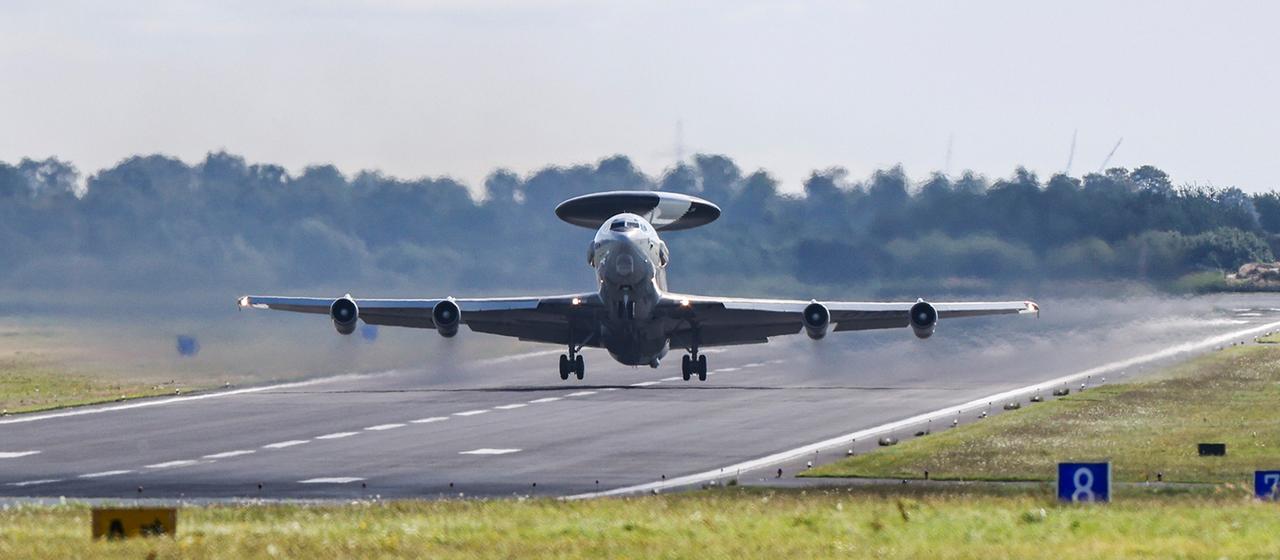 Ein Awacs-Flugzeug startet am NATO-Flugplatz in Geilenkirchen.