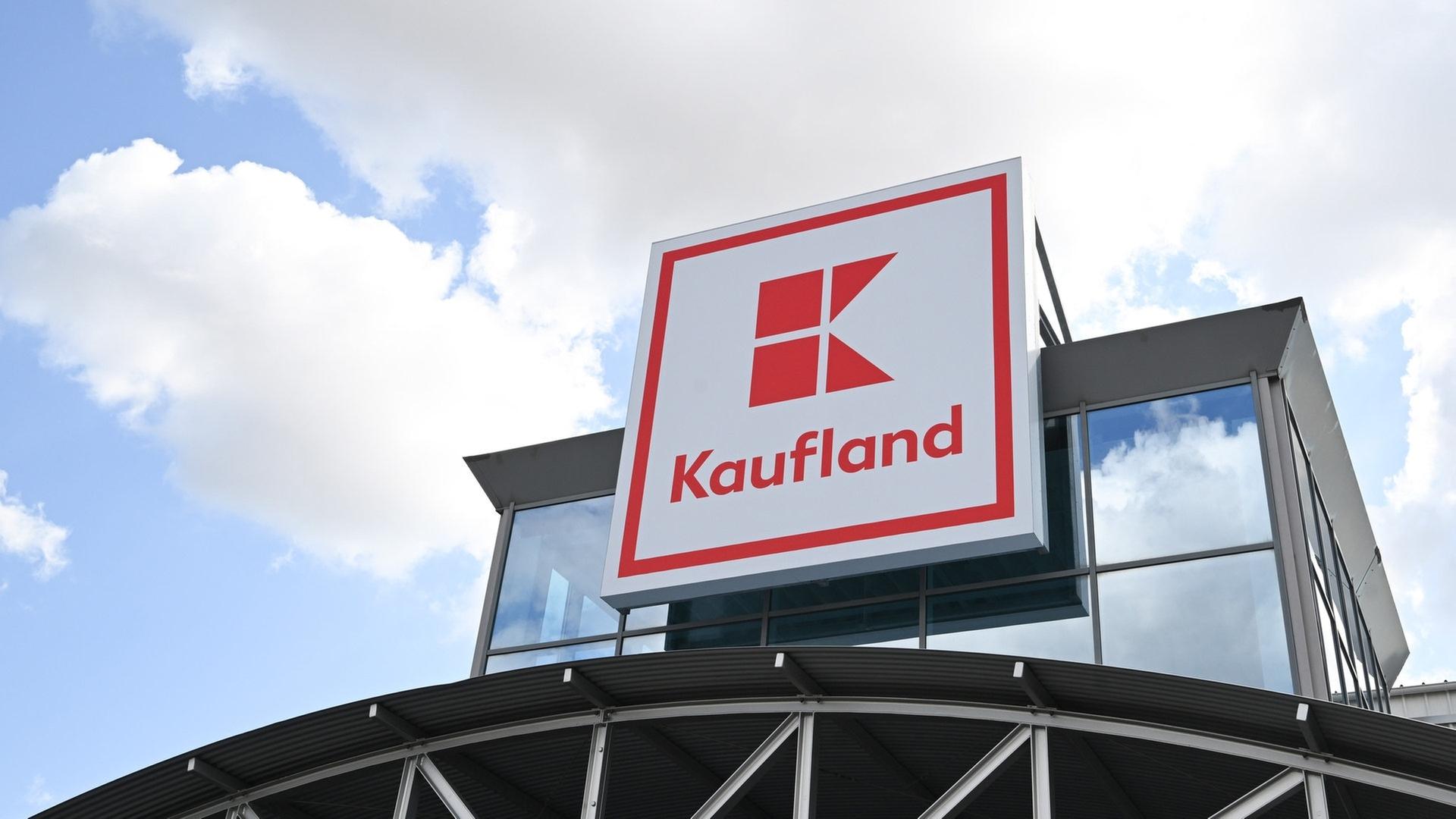 Ein Logo des Lebensmitteländlers Kaufland. | dpa Bildfunk, picture alliance/dpa | Bernd Weißbrod