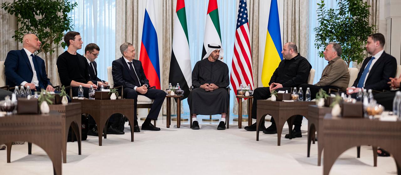 Mohamed bin Zayed Al Nahyan (4. v. r.), Kirill Budanov (r.), Steve Witkoff (2. v. r.), Rustem Umerov (3. v. r.), Igor Kostyukov (3. v. l.), Jared Kushner (2. v. l.)