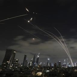 Das israelische Luftabwehrsystem Iron Dome feuert, um Raketen während eines iranischen Angriffs über Tel Aviv abzufangen.