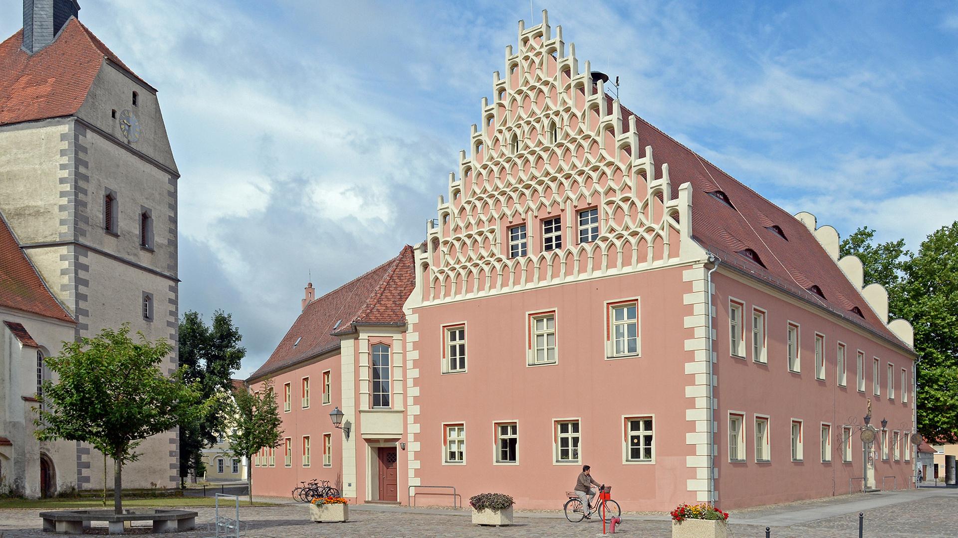 Das historische Rathaus in Mühlberg an der Elbe (Brandenburg). (Quelle: Picture Alliance/Ralf Hirschberger) | Picture Alliance/Ralf Hirschberger