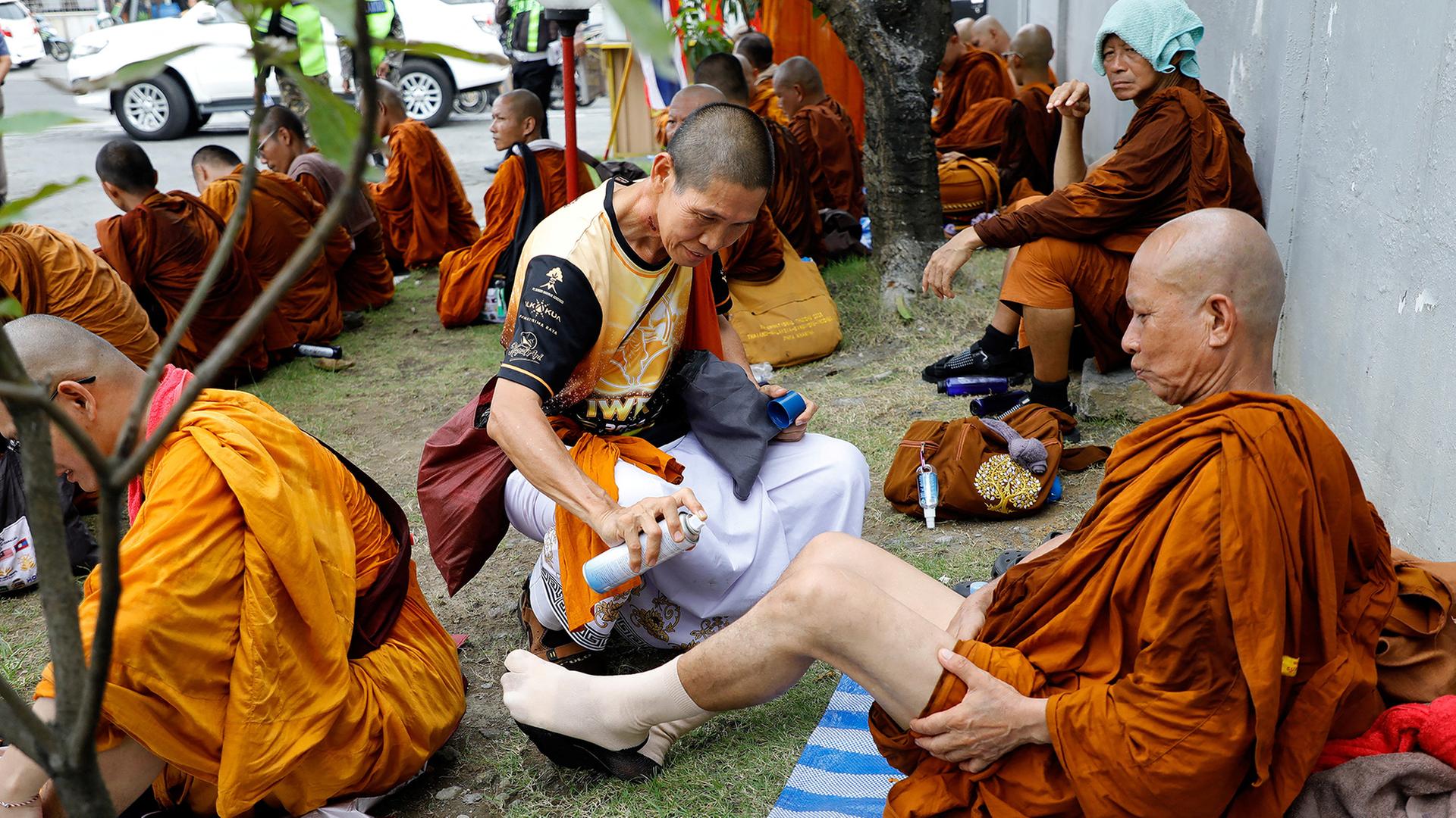 Buddhistische MÃ¶nche pausieren wÃ¤hrend des âFriedensmarschesâ. | REUTERS