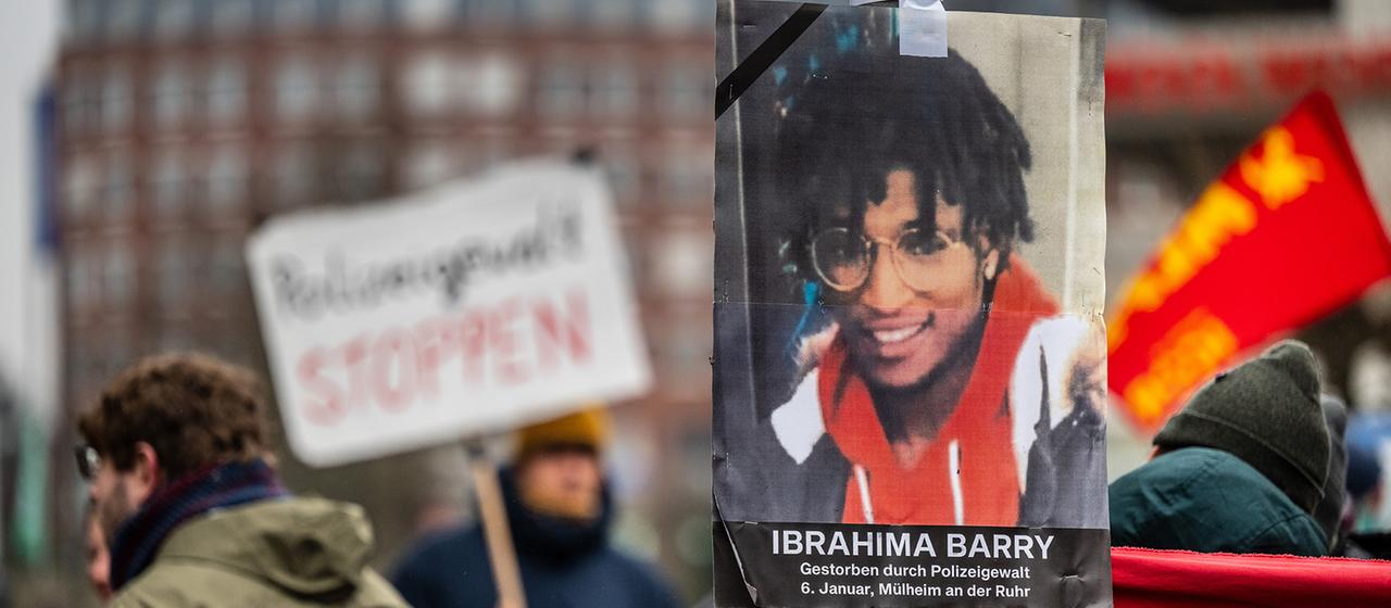 Ein Foto von Ibrahima Barry ist auf einem Plakat zu sehen.