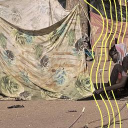 Eine Sudanesin, die aus der Stadt Al-Faschir geflohen ist, spannt ihr Zelt in ihrem Lager in Tawila.