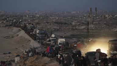 Vertriebene Palästinenser fliehen aus dem Norden Gazas entlang der Küstenstraße in Richtung Süden.