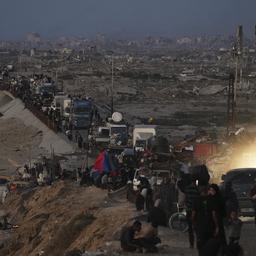Vertriebene Palästinenser fliehen aus dem Norden Gazas entlang der Küstenstraße in Richtung Süden.