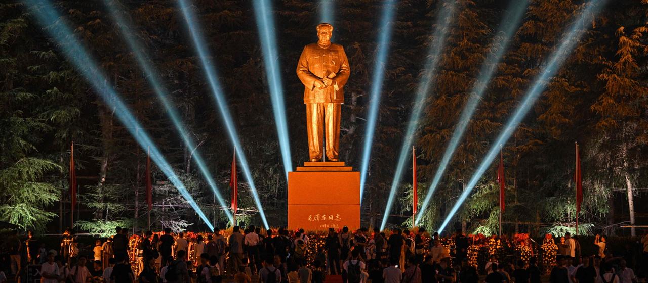 Eine beleuchtete Statue von Mao Zedong.