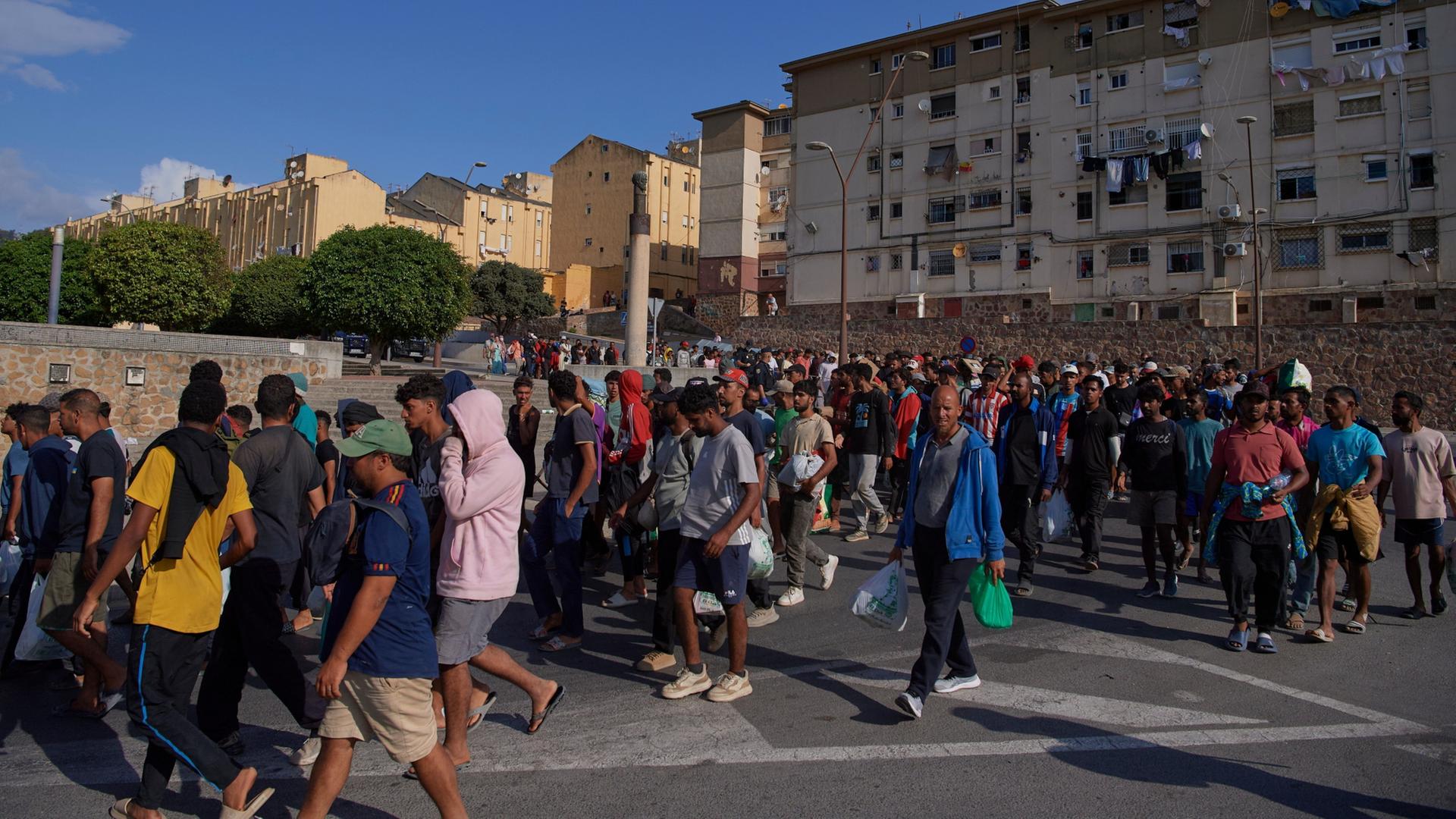Spanien richtet Unterkünfte für Migranten in Exklave Ceuta ein