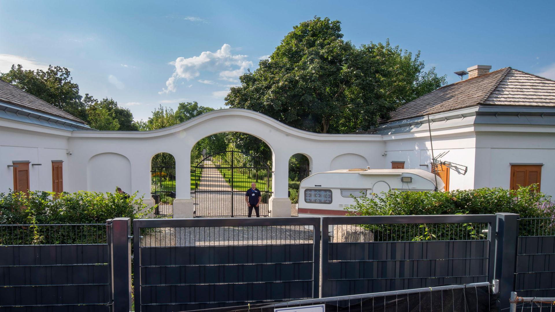 Eingang zur Luxusvilla Hatvanpuszta in Ungarn. | IMAGO/EST&OST