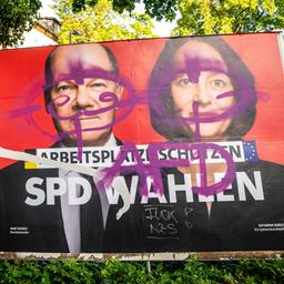 Ein SPD Wahlplakat mit dem Bild von Olaf Scholz und Katarina Barley für die Europawahl ist in Berlin Tempelhof mit "AfD" überschmiert