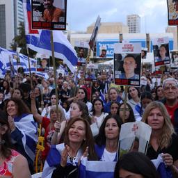 Menschen auf dem "Platz der Geiseln" in Tel Aviv