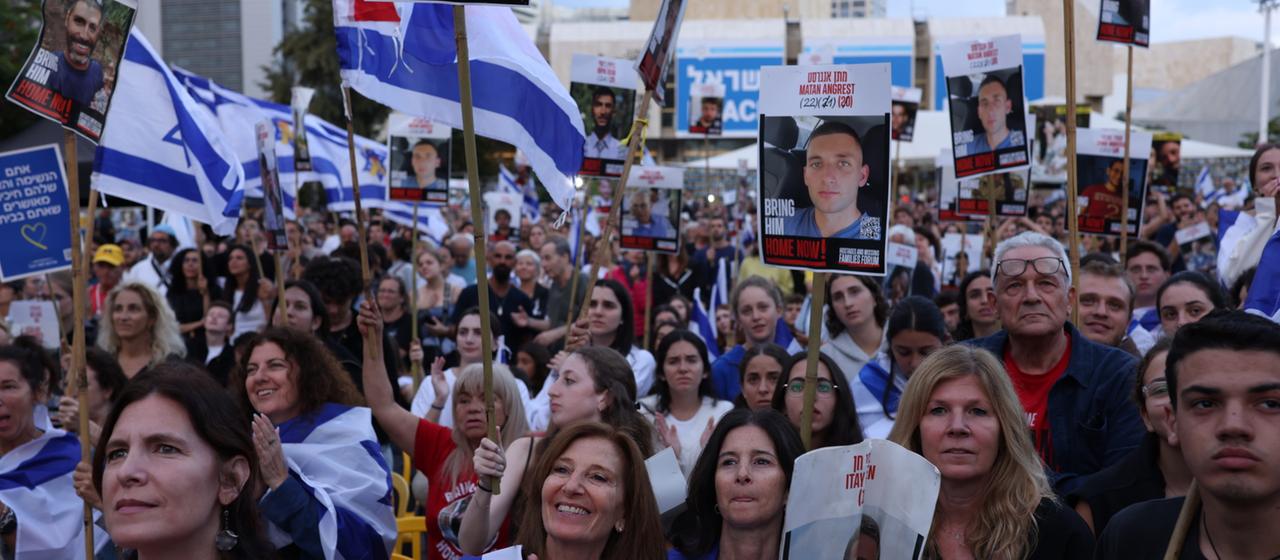 Menschen auf dem "Platz der Geiseln" in Tel Aviv