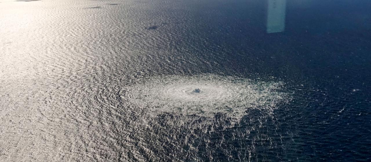 Luftbild von der Meeresoberfläche der Ostsee mit Luftblasen im Bereich der Nord-Stream-2-Pipeline