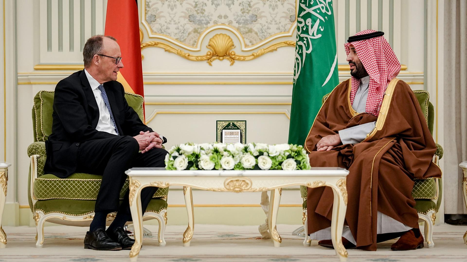 Bundeskanzler Friedrich Merz (l,CDU) spricht mit Kronprinz Mohammed bin Salman im Yamama Palast | Kay Nietfeld/dpa