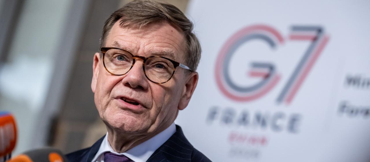 Johann Wadephul speaks into microphones, the G7 logo in the background.