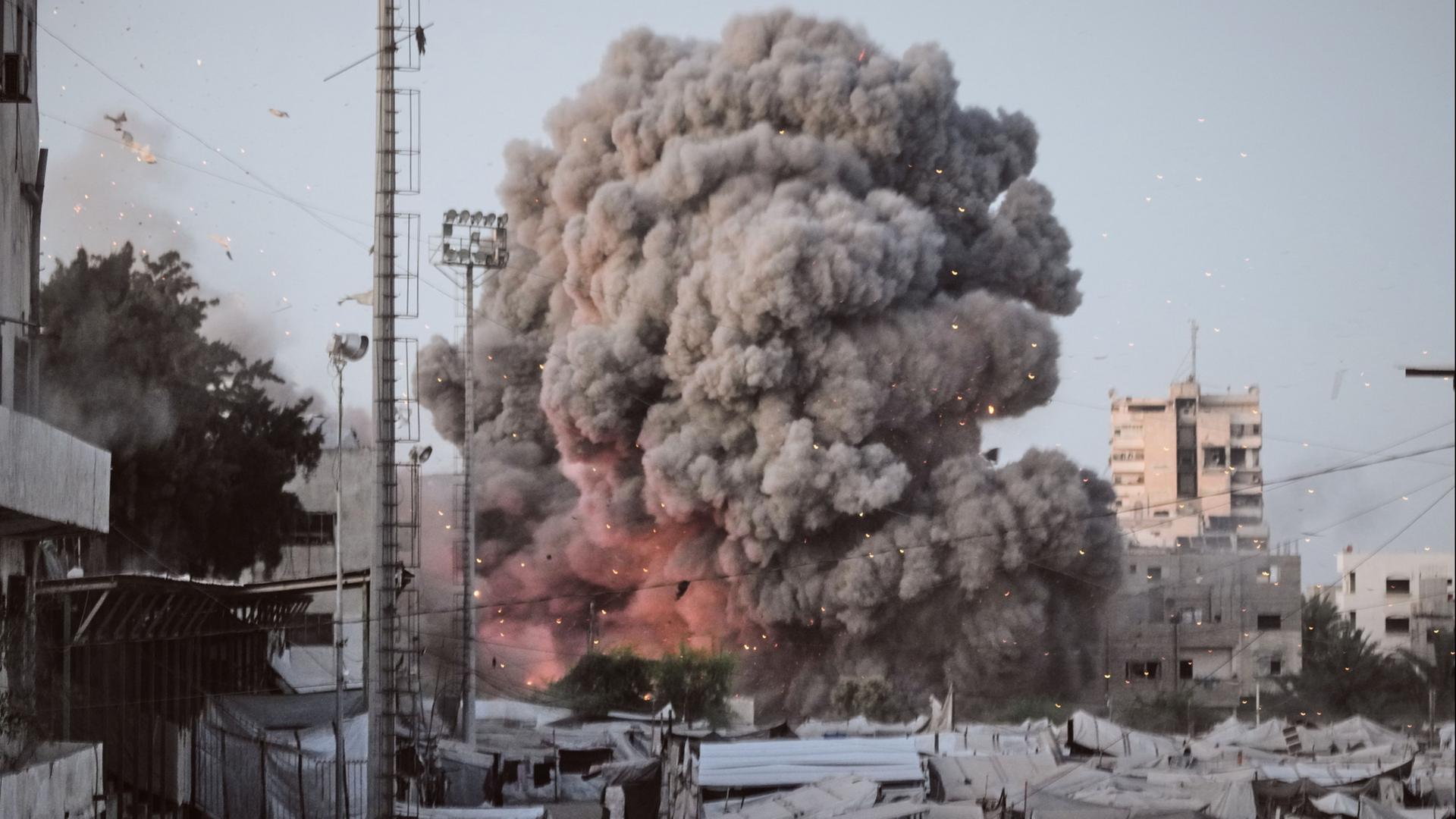 Nach einem israelischen Angriff in Gaza-Stadt steigt Rauch auf. | Jehad Alshrafi/AP/dpa