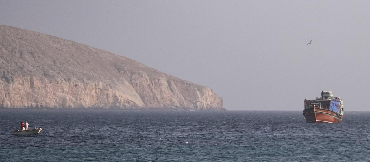 Ein Schiff ist in der Straße von Hormus zu sehen.