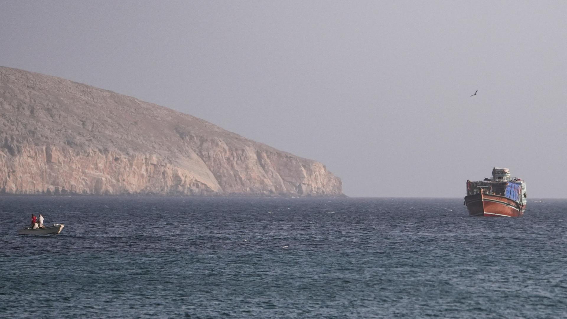 Ein Schiff ist in der Straße von Hormus zu sehen. | REUTERS