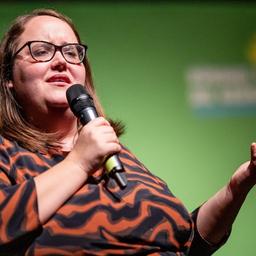 Ricarda Lang, Bundesvorsitzende der Grünen, besucht zum Politischen Aschermittwoch eine Grünen-Veranstaltung in Schorndorf und hält eine Rede. Im Anschluss an das Event wurde sie von Störern beleidigt und beschimpft. 