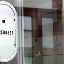 Geschlossenes Kassenhäuschen eines Schwimmbades in Duisburg