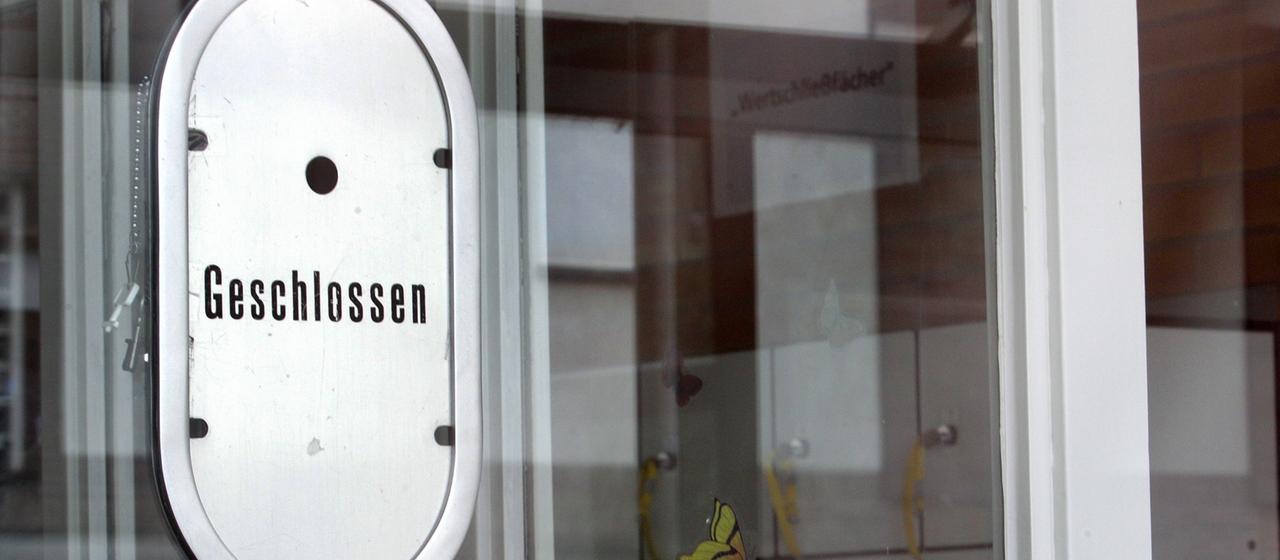 Geschlossenes Kassenhäuschen eines Schwimmbades in Duisburg