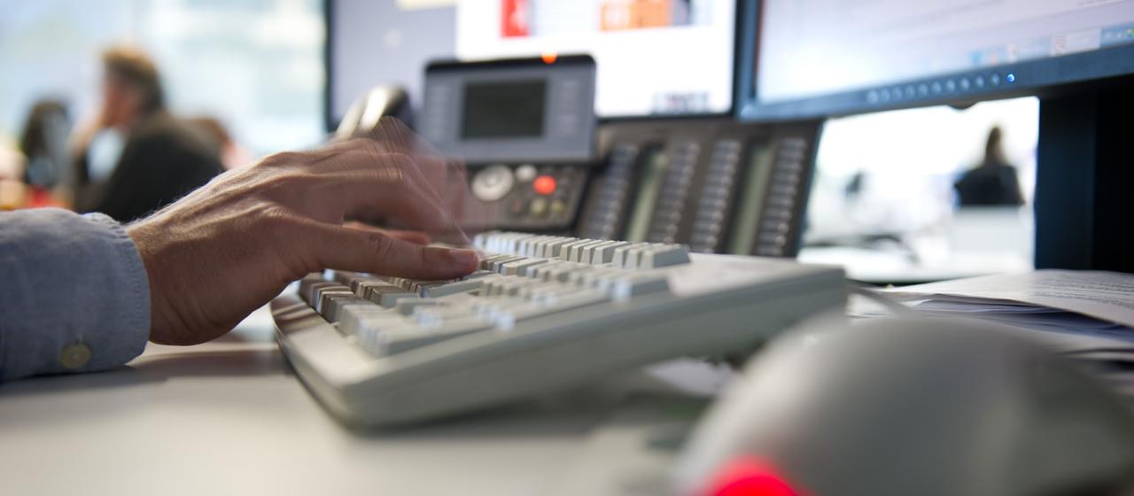 Hände tippen auf eine Tastatur