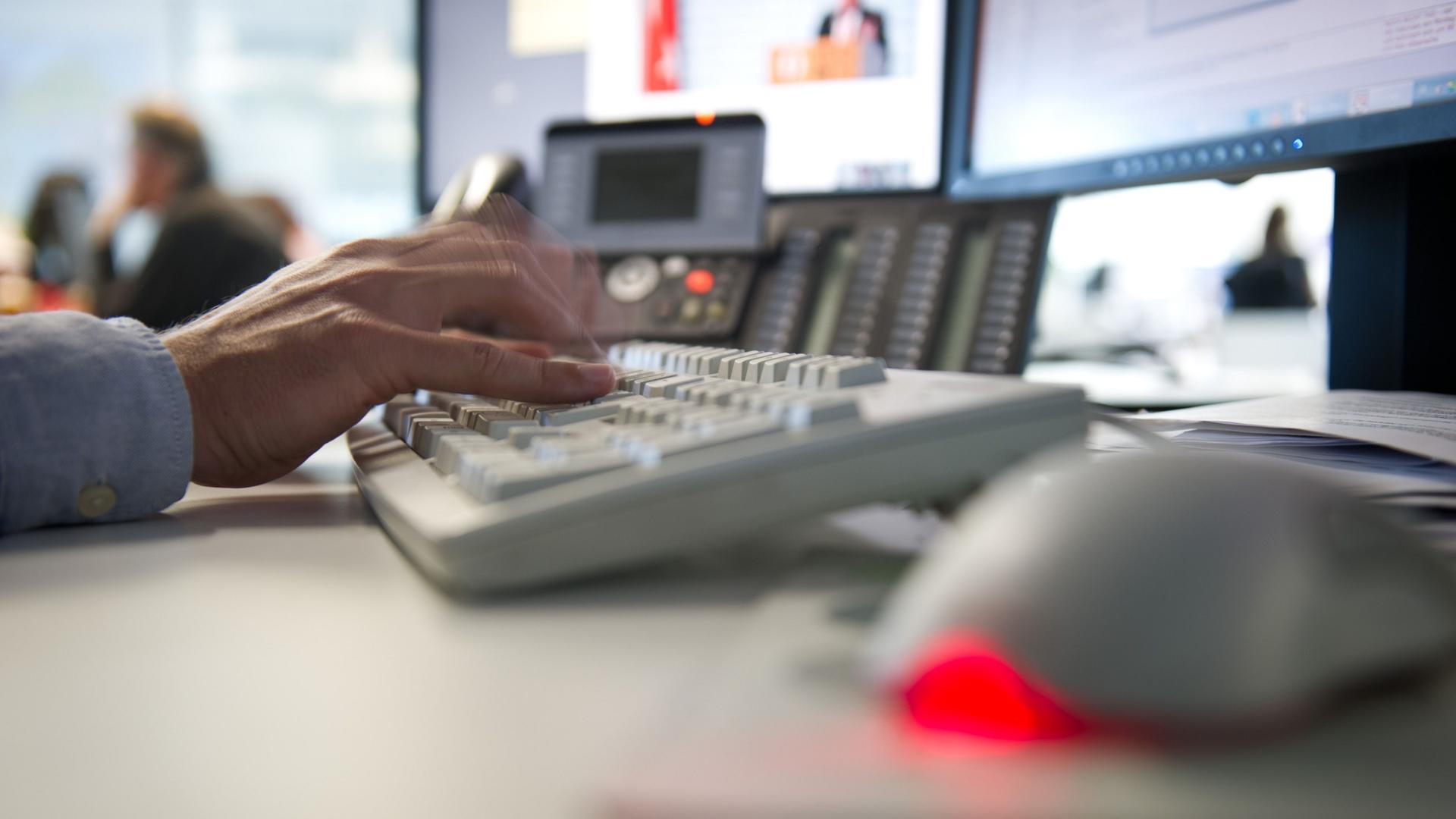 Hände tippen auf eine Tastatur | Daniel Naupold/dpa