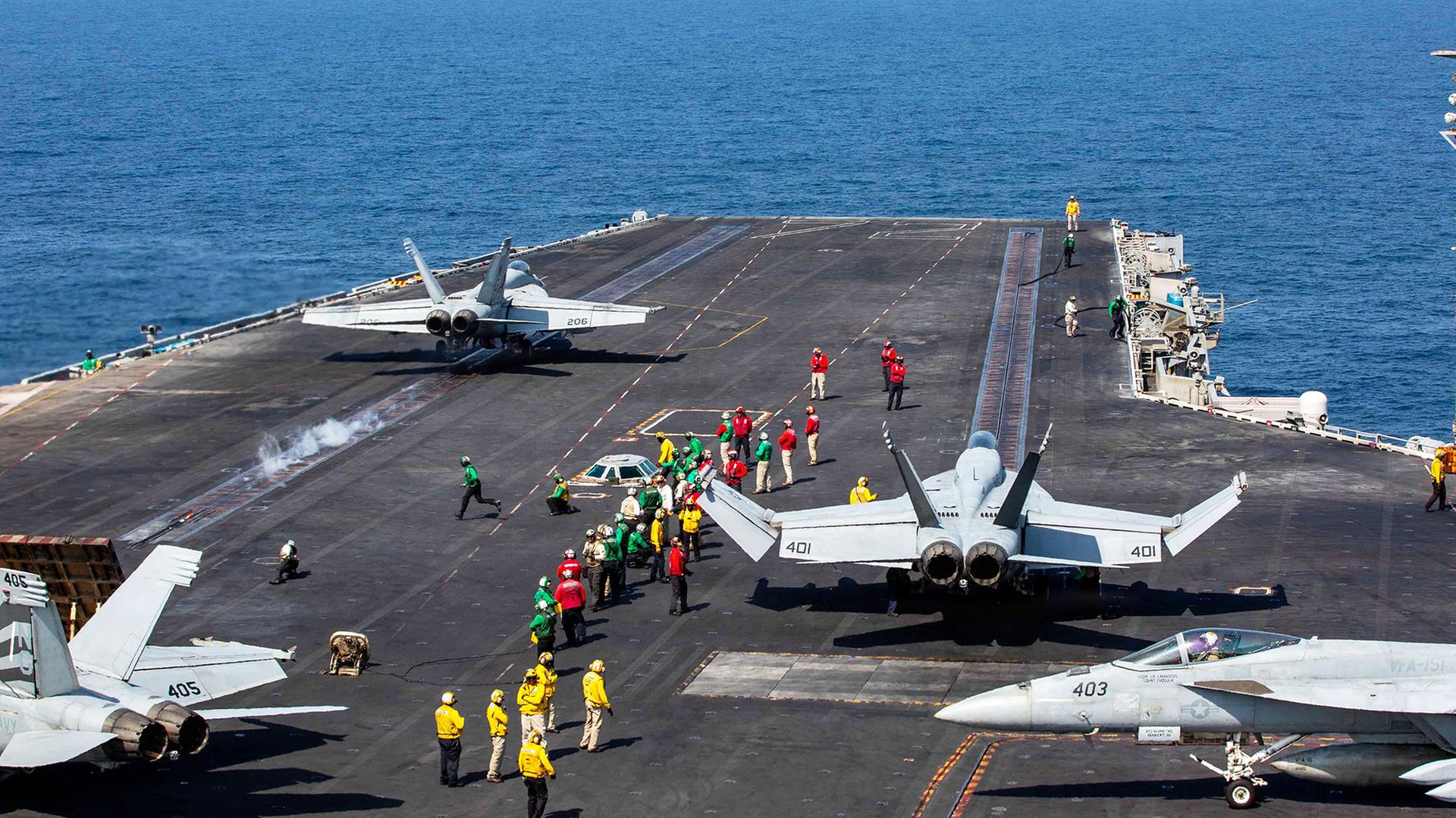 Flugdeck des Flugzeugträgers der Nimitz-Klasse 