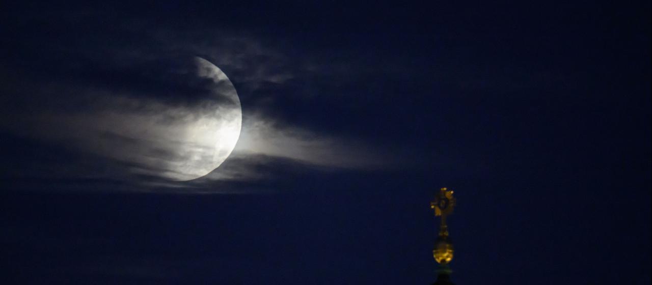 Der Mond wird zur Hälfte bei einer partiellen Mondfinsternis verdeckt