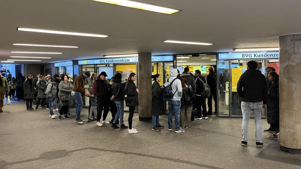 Berlin 49EuroTicket Lange Schlangen vor Berliner Verkaufsstellen