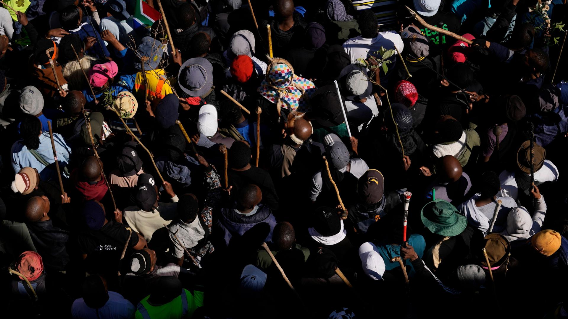 Demonstranten protestieren in Südafrika gegen illegale Einwanderung. | Themba Hadebe/AP/dpa