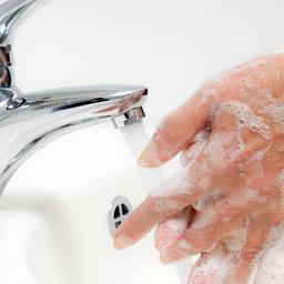 Eine Frau wäscht sich die Hände